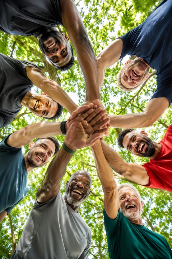 Groupe de dirigeants, mains jointes, énergie collective