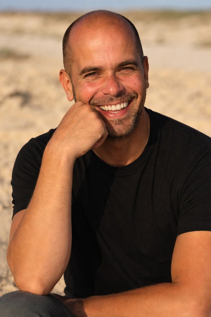 Jérôme Boulay au bord de la mer, sourire et présence